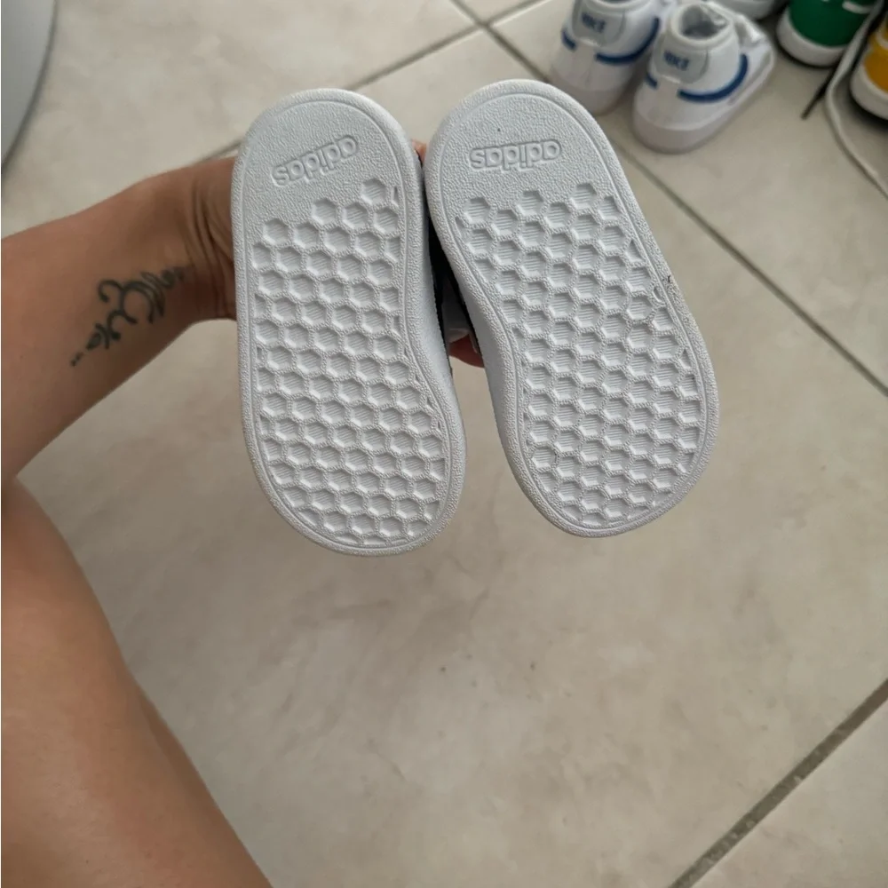 Black and white kids velcro adidas - Picture 2 of 4